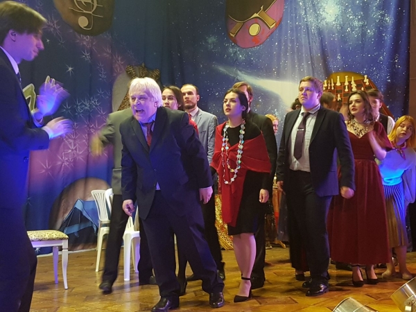 ГОГОЛЕВСКОГО &laquo;РЕВИЗОРА&raquo; СЫГРАЛИ ДЛЯ ЖИТЕЛЕЙ ДОНБАССА