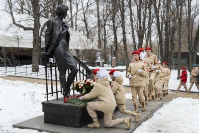 В ЕКАТЕРИНИНСКОМ ПАРКЕ СТОЛИЦЫ ВОЗЛОЖИЛИ ЦВЕТЫ К ПАМЯТНИКУ &laquo;ЖЕНА ОФИЦЕРА&raquo;