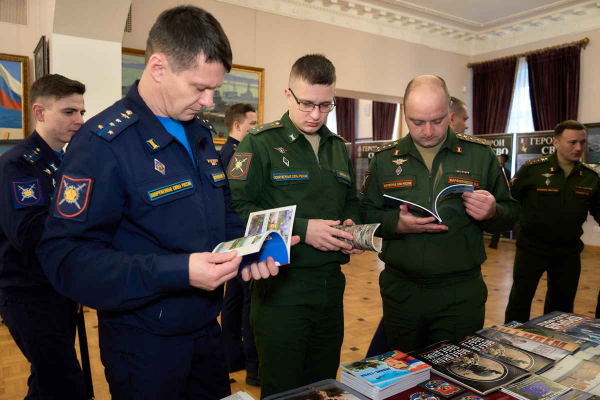В ЦДРА ПРОШЛА КНИЖНАЯ ВЫСТАВКА "ВОСПИТАНИЕ СЛОВОМ"